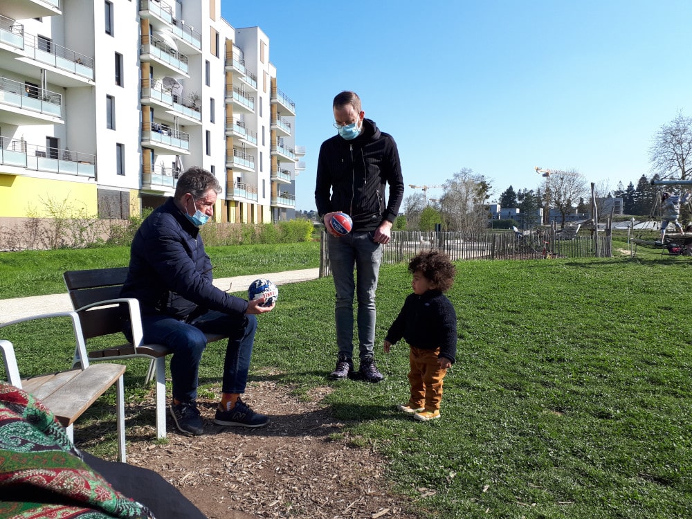 Papa renvoi à Adao son ballon de foot